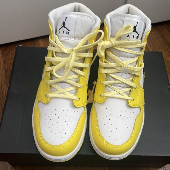 Air Jordan 1 Mid SE GS 'Rose Patch - Dynamic Yellow' - Picture 4 of 5